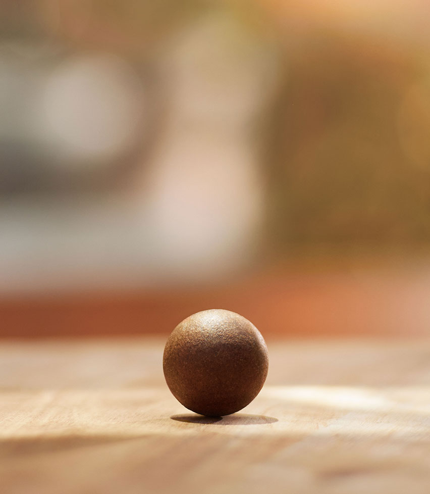 Ein Coffee Ball von CoffeeB liegt auf einem Tisch.