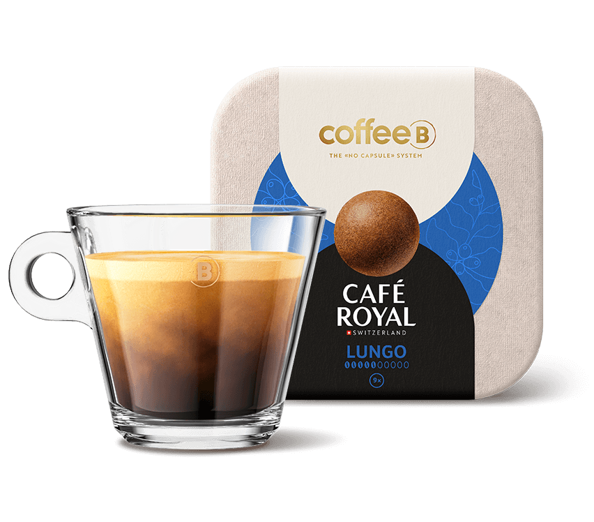Neun Coffee Balls Kaffee Lungo von CoffeeB mit einer gefüllten CoffeeB Glas-Tasse.