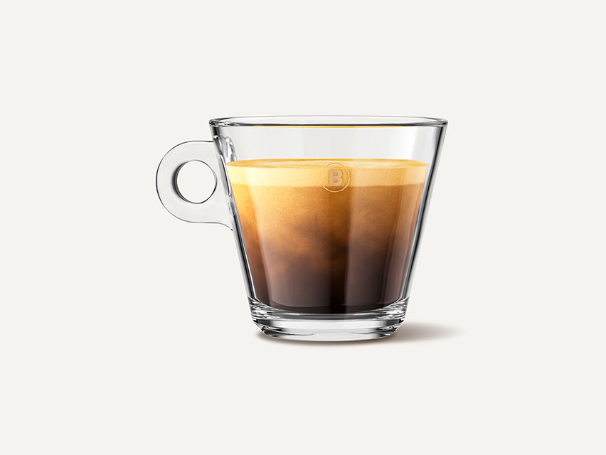 Ein mit Kaffee gefülltes Lungo-Glas von CoffeeB.