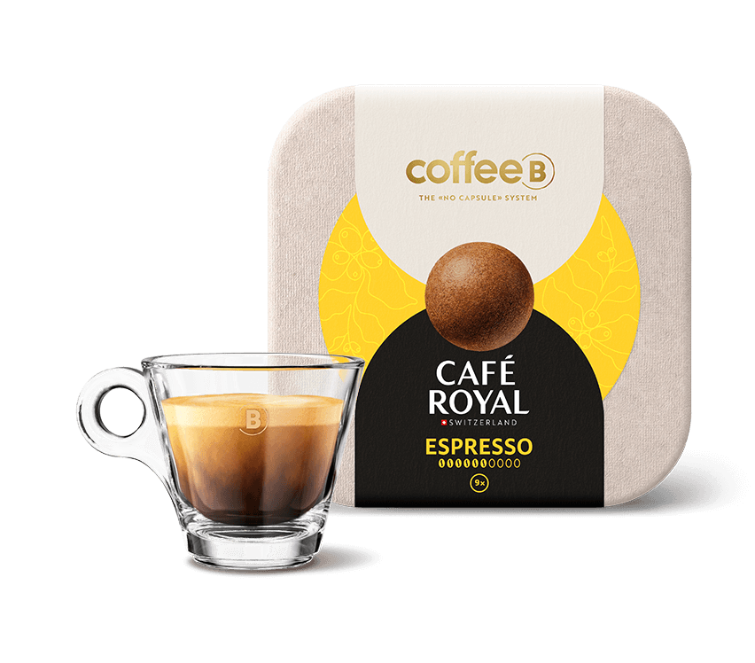 Neun Coffee Balls Espresso von CoffeeB mit einer gefüllten CoffeeB Espresso-Tasse.