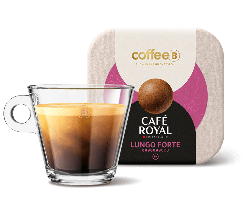 Neun Coffee Balls Kaffee Lungo Forte von CoffeeB mit einer gefüllten CoffeeB Glas-Tasse.