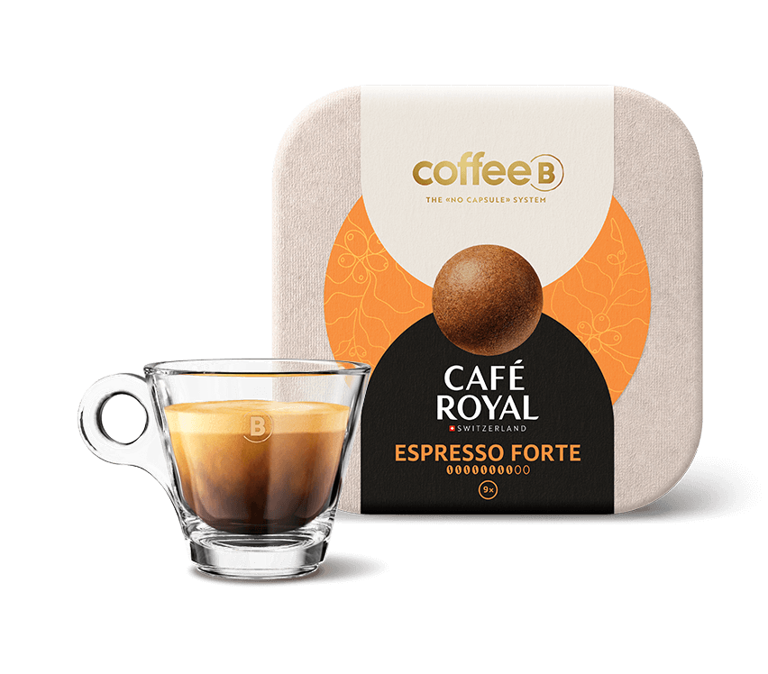 Neun Coffee Balls Espresso Forte  von CoffeeB mit einer gefüllten CoffeeB Glas-Tasse.